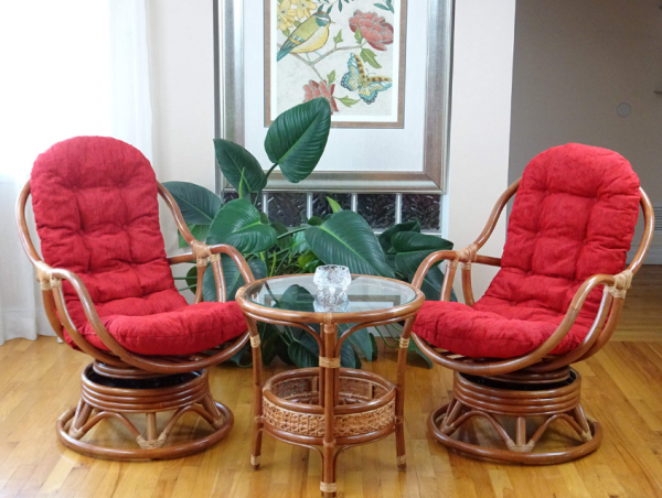 Kursi bergaya kolonial dengan bantal merah marun